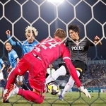 　横浜ＦＣ-浦和　後半、自身２点目のゴールを決める浦和・小森（右端）＝ニッパツ