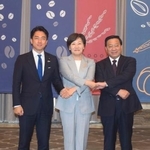 　日中韓農相会合に臨む小泉農相（左）ら＝１１日、韓国・仁川（共同）