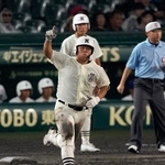 　豊橋中央-日大三　８回裏、決勝本塁打を放ち、指を突き上げる日大三・田中諒＝甲子園