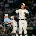 　豊橋中央-日大三　７回表、２死満塁のピンチを切り抜け、喜ぶ日大三・近藤＝甲子園
