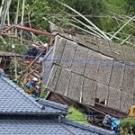 　住宅倒壊現場＝９日、鹿児島県姶良市