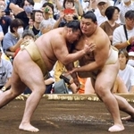 　大相撲夏巡業の朝稽古で相撲を取る大の里（右）＝盛岡市