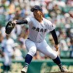 　鳴門戦の６回から２番手で登板した沖縄尚学・末吉＝甲子園