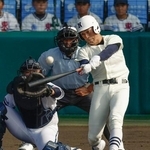 　高川学園-日大三　１回裏日大三２死二、三塁、安部が左越えに２点三塁打を放つ。捕手遠矢＝甲子園