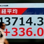 　日経平均株価の終値を示すボード＝１８日午後、東京都中央区