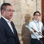 　国会内で記者の質問に答える、日本維新の会の遠藤国対委員長＝２０日午後