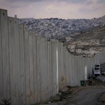 　イスラエルが建設した分離壁＝２月、ヨルダン川西岸アブディス
