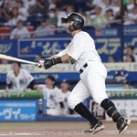 　７回ロッテ２死二、三塁、山口が左中間に勝ち越し３ランを放つ＝ＺＯＺＯマリン