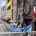 　大阪・道頓堀のビル火災で行われた現場検証。現場近くには花束などが供えられていた＝１９日