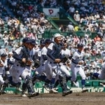 　山梨学院に勝利し、駆け出す沖縄尚学ナイン＝甲子園