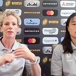 　オンラインで記者会見するラグビー女子日本代表のマッケンジー・ヘッドコーチ（左）と長田主将＝２２日