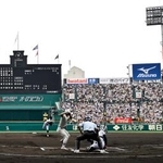 　甲子園球場で始まった全国高校野球選手権大会決勝の日大三-沖縄尚学戦＝２３日