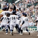 　第１０７回全国高校野球選手権大会決勝で日大三を破り、初優勝を果たして喜ぶ沖縄尚学ナイン＝２３日、甲子園球場