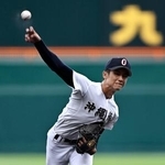 　日大三戦に先発した沖縄尚学・新垣有＝甲子園