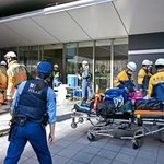 　催涙スプレーのようなものがまかれた「渋谷ヒカリエ」の前に集まる消防隊員ら＝２３日午後、東京都渋谷区