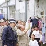 　１９９２年３月、仮設住宅の視察に訪れた宮沢喜一首相（中央）を案内する鐘ケ江管一島原市長（左）＝長崎県島原市