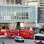 　催涙スプレーのようなものがまかれた「渋谷ヒカリエ」の前に集まる消防車＝２３日午後、東京都渋谷区