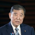 　首相官邸で記者団の取材に応じる石破首相＝１９日午後