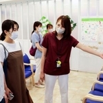 　展示内容を紹介する筑波大付属病院の医師の西田恵子さん（手前右）＝６月、茨城県つくば市
