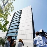 　日本維新の会の石井章参院議員の事務所が入る議員会館前に集まった報道陣＝２７日午前１０時２６分、東京・永田町