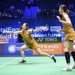 　女子ダブルス３回戦　香港ペアと対戦する志田千陽（右）、松山奈未組＝パリ（共同）