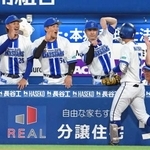 　２回、２ランを放った松尾（手前）を迎えるＤｅＮＡナイン＝横浜