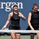 　女子ダブルス１回戦で勝利した穂積絵莉（左）、ウリケ・アイケリ組＝ニューヨーク（共同）