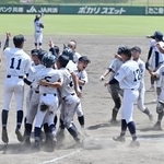 　史上初の４連覇を果たし、喜ぶ中京ナイン＝明石トーカロ
