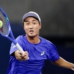 　男子シングルス２回戦でプレーする望月慎太郎＝ニューヨーク（共同）