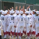 　秋季広島大会地区予選の初戦を前に、円陣を組む広陵ナイン＝広島市