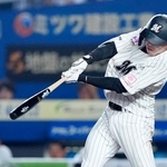 　６回ロッテ２死一、三塁、小川が左前に勝ち越し打を放つ＝ＺＯＺＯマリン