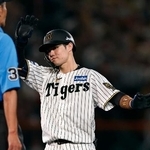 　７回、２点二塁打を放ち喜ぶ阪神・中野＝甲子園