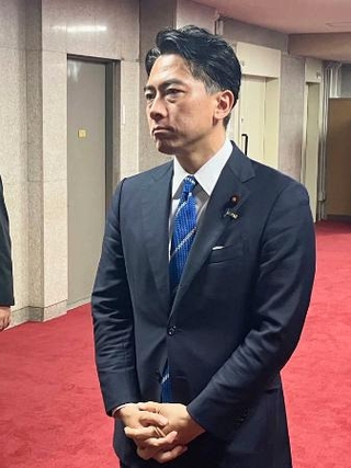 　記者団の取材に応じる小泉農相＝１日午前、農水省