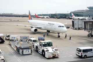 　羽田空港に到着した、フィリピンで殺害された日本人２人の遺体を乗せた民間機＝３日午後