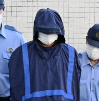 　送検のため宇都宮南署を出る古口大輔被告＝８月