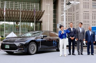 　水素で走る燃料電池車のタクシーの出発式に出席した東京都の小池百合子知事（左端）ら＝３日午後、東京都庁