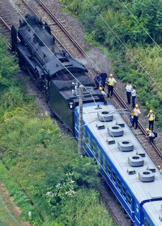 　ＪＲ上越線後閑-上牧間の下り線で脱線した試運転中の蒸気機関車＝４日午後１時５２分、群馬県みなかみ町（共同通信社ヘリから）