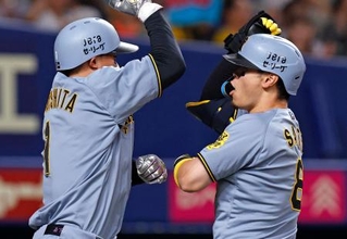 　１回、先制２ランを放ち森下（左）と喜ぶ阪神・佐藤輝＝バンテリンドーム
