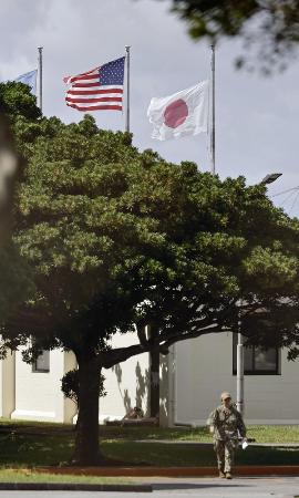 　米空軍嘉手納基地に掲揚された日の丸と星条旗＝２０２４年７月、沖縄県嘉手納町