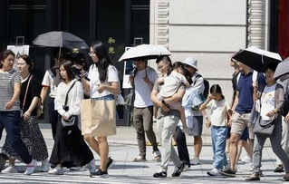 　東京・銀座を行き交う人たち＝８月