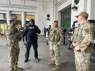 　米首都ワシントンの駅に立つ州兵と警察官＝４日（共同）