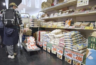 　４月、埼玉県のスーパーに並んだコメ