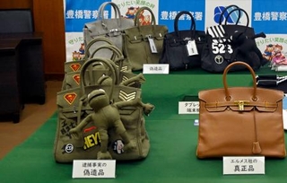 　押収された、エルメスの「バーキン」（右）を装ったバッグ＝５日午前、愛知県警豊橋署