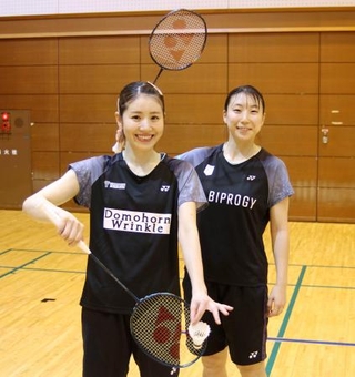 　ポーズをとる、バドミントン女子ダブルスの志田千陽（左）、五十嵐有紗組＝５日、東京都江東区