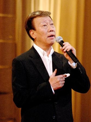 　ステージで熱唱する橋幸夫さん＝２００９年１１月、東京都品川区