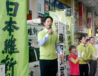 　熊本市で街頭演説する日本維新の会の藤田共同代表＝５日午後