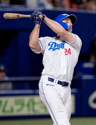 　５回中日１死、ボスラーが右越えに先制本塁打を放つ＝バンテリンドーム
