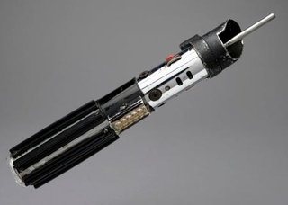 　米ロサンゼルスの競売で落札された、映画シリーズ「スター・ウォーズ」でダース・ベイダーが使ったライトセーバー（プロップストア提供、共同）