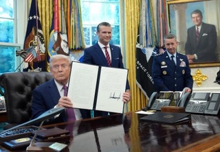 　米国防総省の呼称として「戦争省」を使うことを認める大統領令に署名したトランプ大統領＝５日、ホワイトハウス（ゲッティ＝共同）