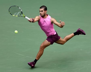 　男子シングルス準決勝でプレーするカルロス・アルカラス＝ニューヨーク（共同）